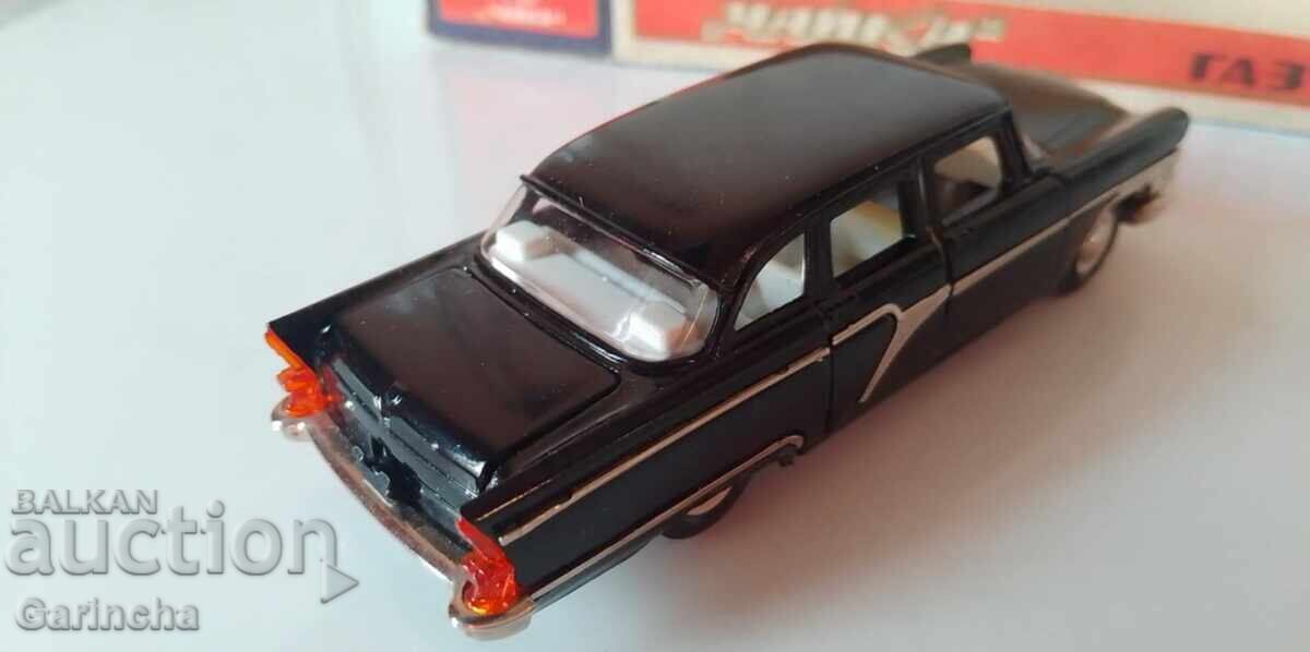 Delivery of Chaika GAZ 13 - USSR 1/43