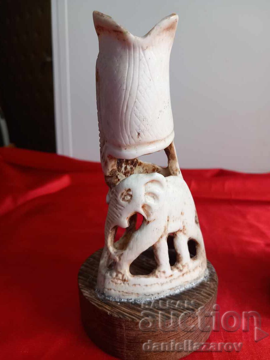 Ελεφαντόδοντο αγαλματίδια, ελεφαντάκια και καμηλοπαρδάλεις με τιμή 230.00 BGN | € 117.60