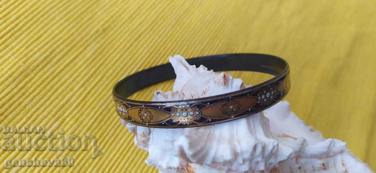 Винтидж емайлирана гривна на MICHAELA FREY с цена € 25.56 | 49.99 лв. Винтидж емайлирана гривна на MICHAELA FREY с цена € 25.56 | 49.99 лв.