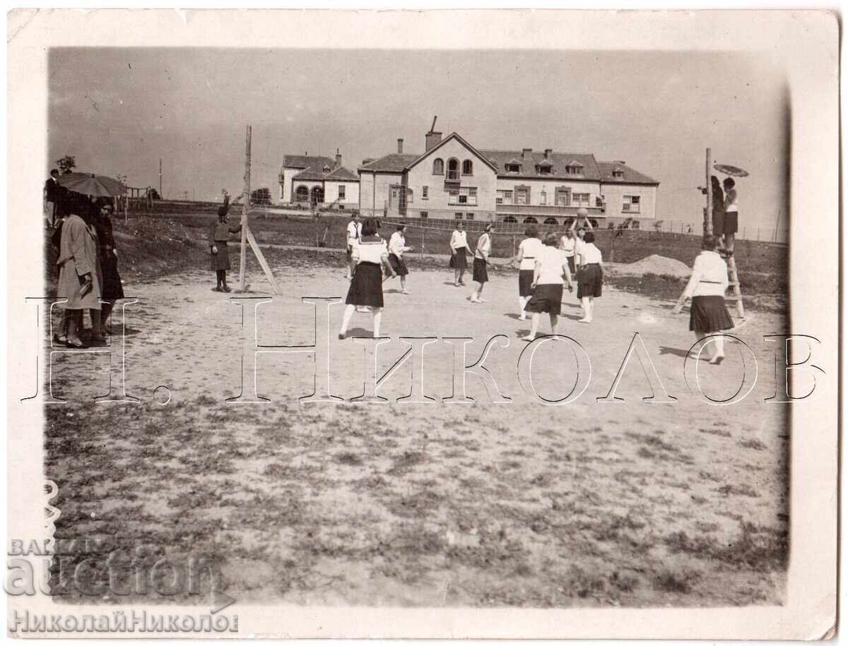 FOTOGRAFIE VECHE CU GIMNAZISTE JUCÂND VOLEI E134