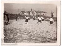 FOTOGRAFIE VECHE CU GIMNAZISTE JUCÂND VOLEI E134