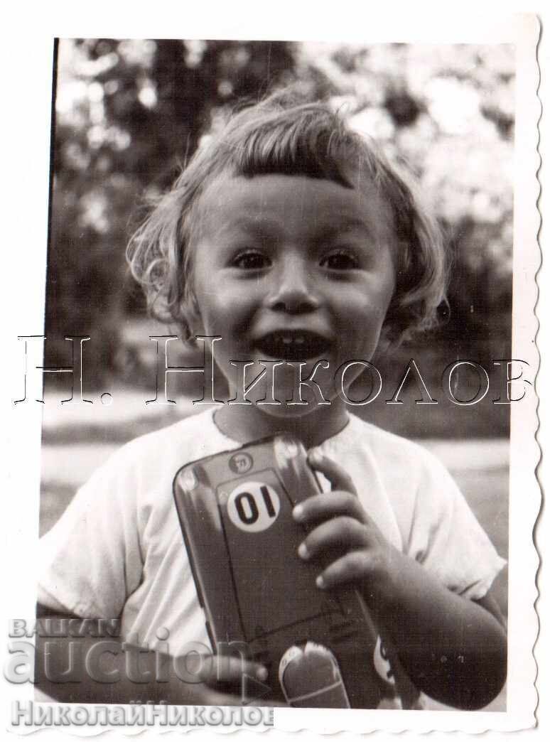 1961 МАЛКА СТАРА СНИМКА ДЕТЕ С АВТОМОБИЛ ИГРАЧКА Е138 1961 МАЛКА СТАРА СНИМКА ДЕТЕ С АВТОМОБИЛ ИГРАЧКА Е138