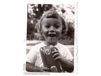 1961 FOTOGRAFIE MICĂ VECHE COPIL CU MAȘINĂ DE JUCĂRIE E138