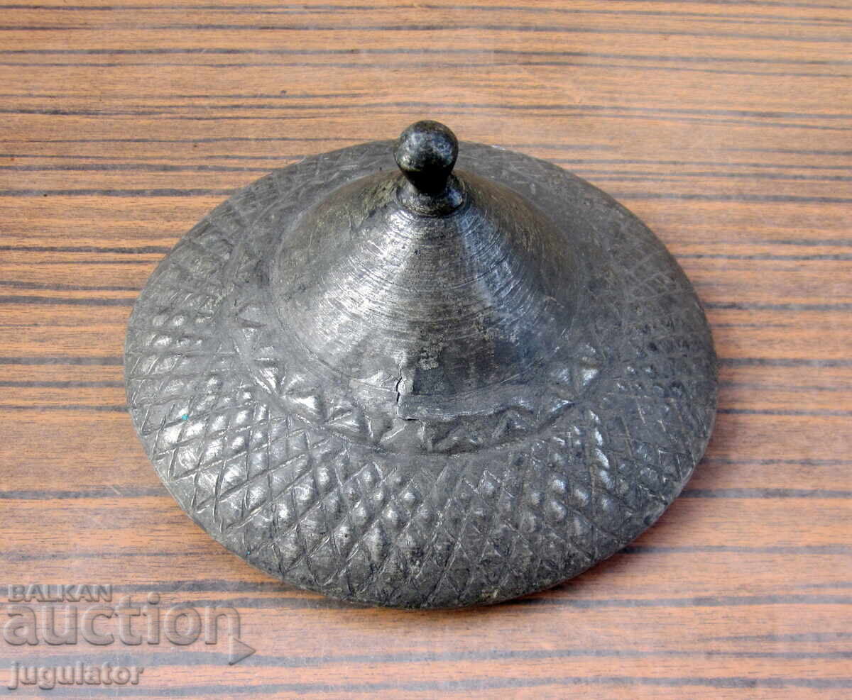 Βουλγαρικό χάλκινο καπάκι από μέλι, από το Σαχάν, πόλη Σμολιάν με τιμή 35.00 BGN | € 17.90 Βουλγαρικό χάλκινο καπάκι από μέλι, από το Σαχάν, πόλη Σμολιάν με τιμή 35.00 BGN | € 17.90