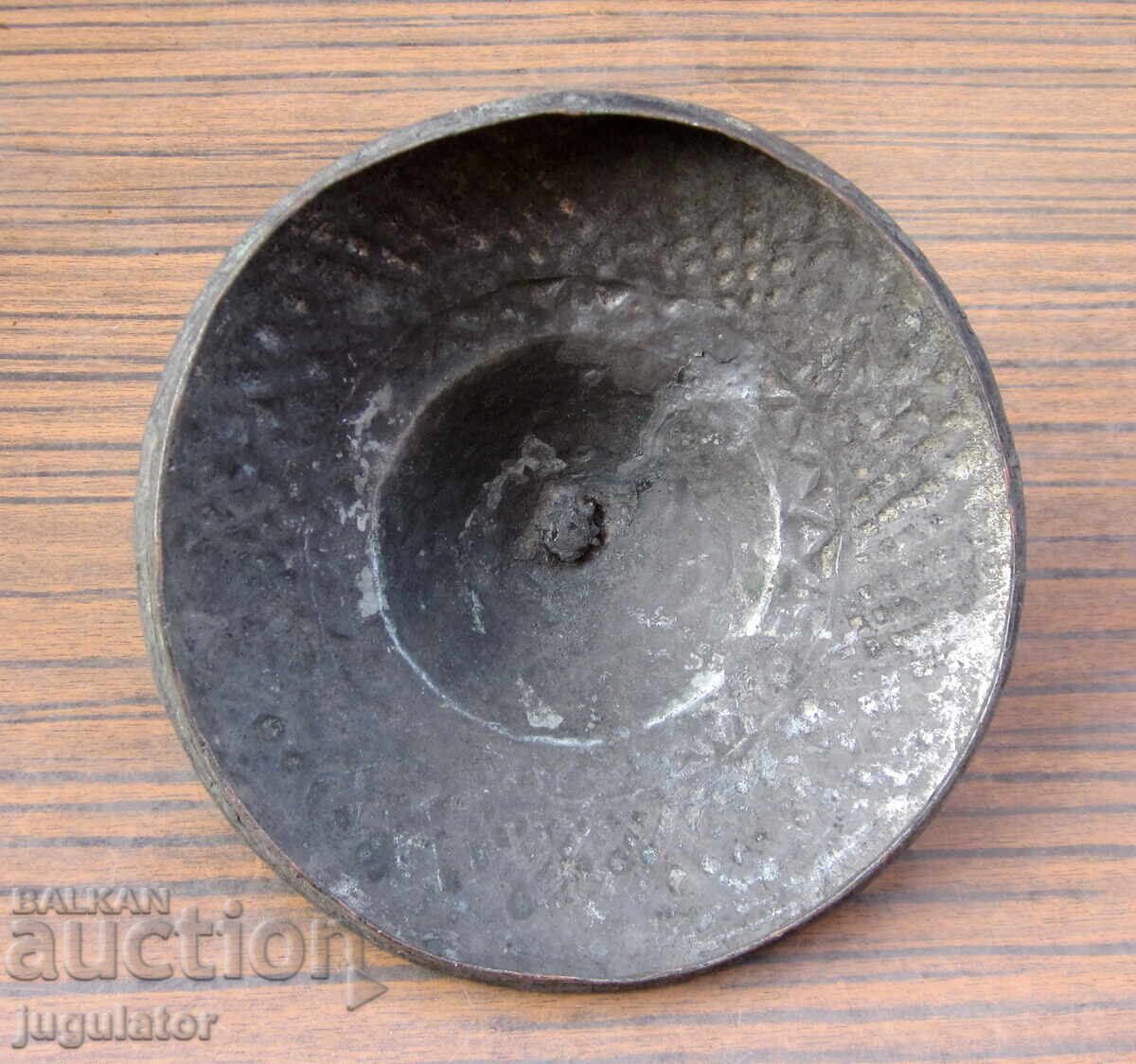 Παράδοση Βουλγαρικό χάλκινο καπάκι από μέλι, από το Σαχάν, πόλη Σμολιάν Παράδοση Βουλγαρικό χάλκινο καπάκι από μέλι, από το Σαχάν, πόλη Σμολιάν