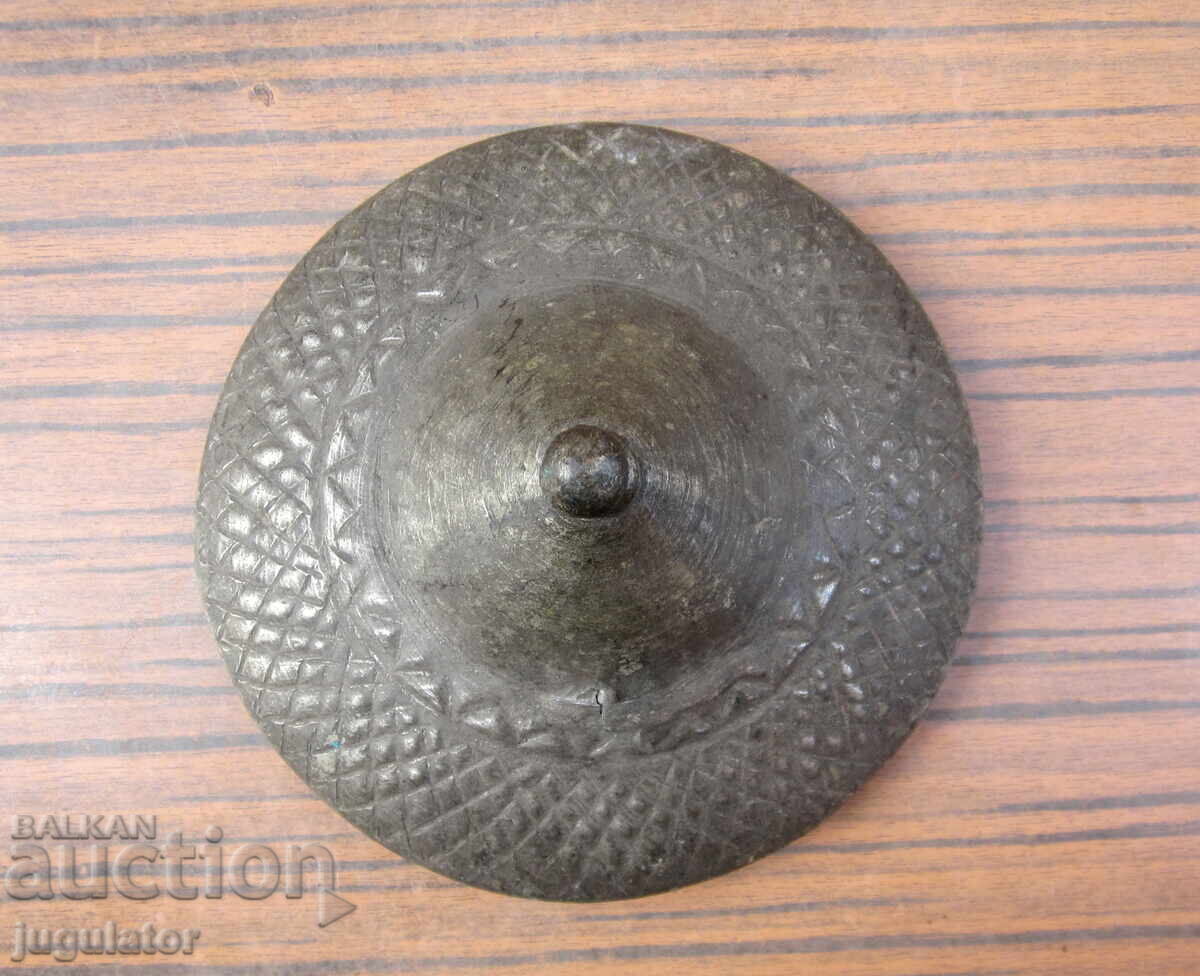 Βουλγαρικό χάλκινο καπάκι από μέλι, από το Σαχάν, πόλη Σμολιάν Βουλγαρικό χάλκινο καπάκι από μέλι, από το Σαχάν, πόλη Σμολιάν