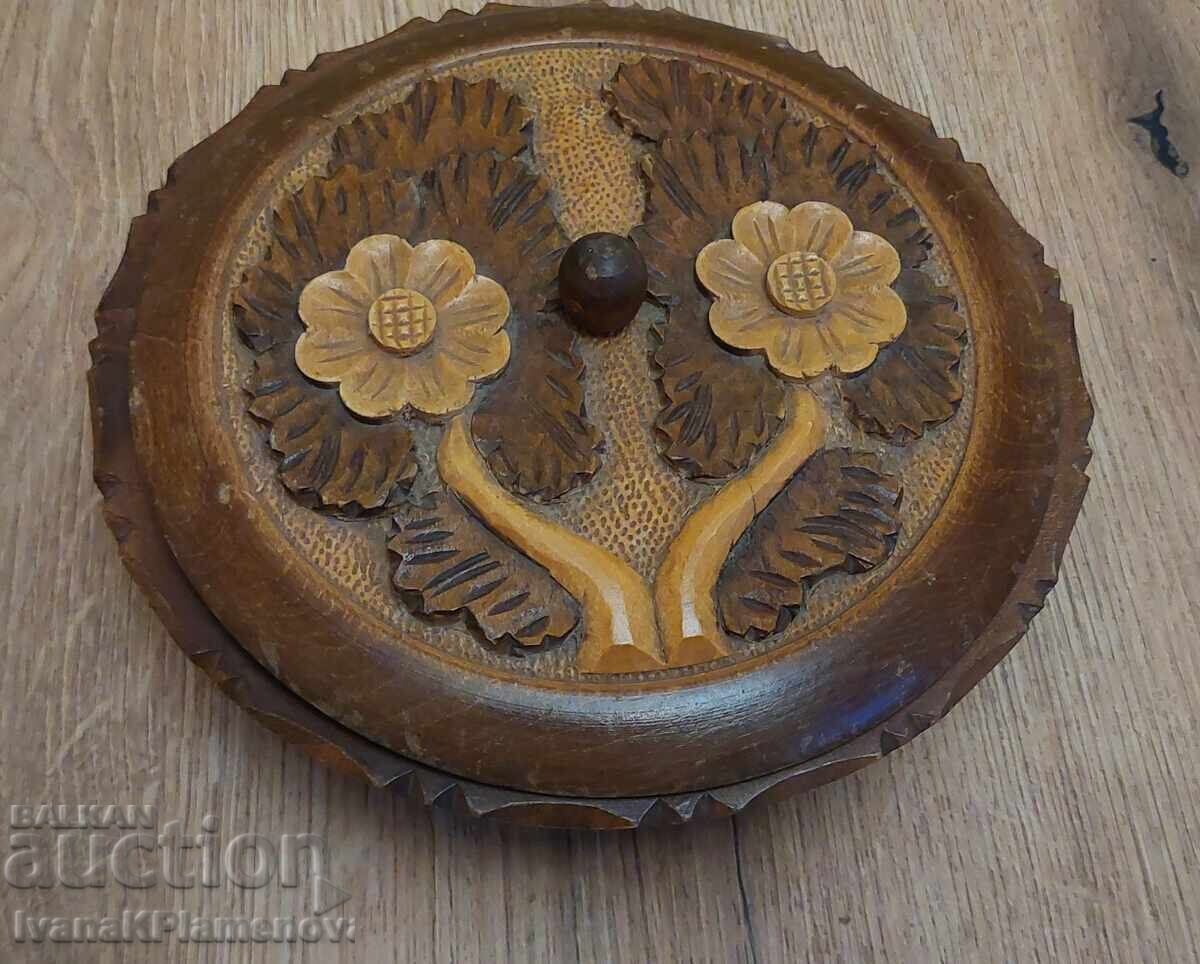 Δημοπρασία Κουτί ξυλογλυπτικής για τους γνώστες