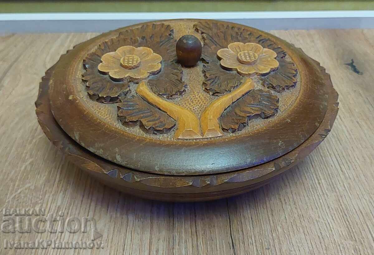 Παράδοση Κουτί ξυλογλυπτικής για τους γνώστες