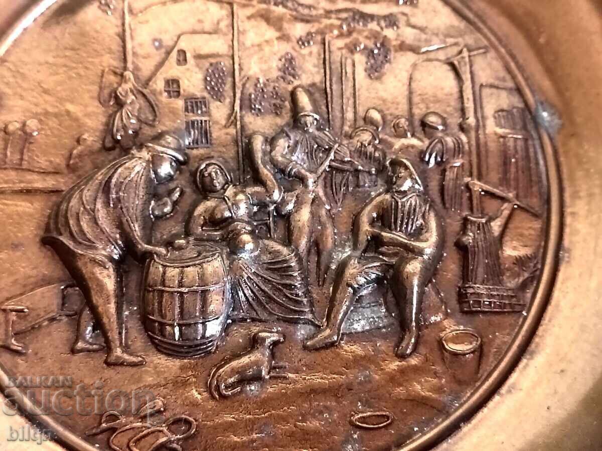 Superbe scrumiere mari în relief din bronz italian cu preț € 30.67 | 59.99 BGN