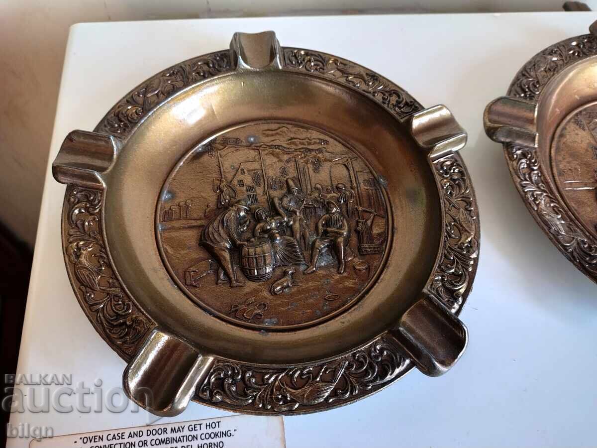 Livrarea Superbe scrumiere mari în relief din bronz italian