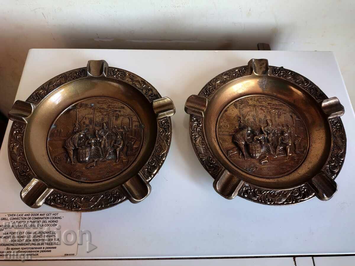 Superbe scrumiere mari în relief din bronz italian