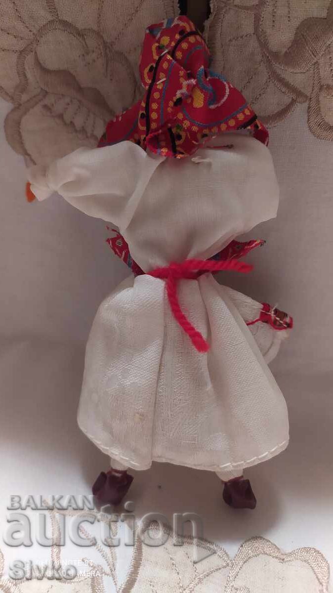 Доставка на Фигурка етно носия 1