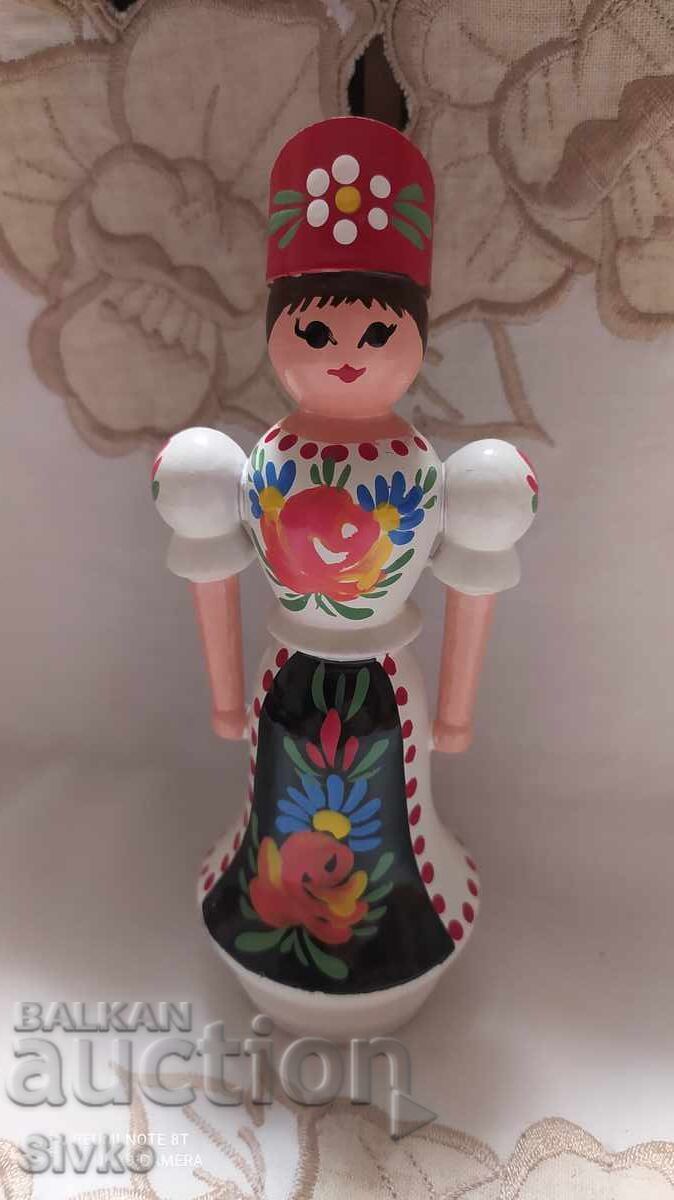 Φιγούρα με παραδοσιακή φορεσιά 2