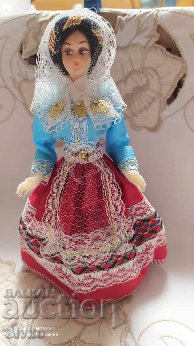 Φιγούρα με παραδοσιακή φορεσιά 11