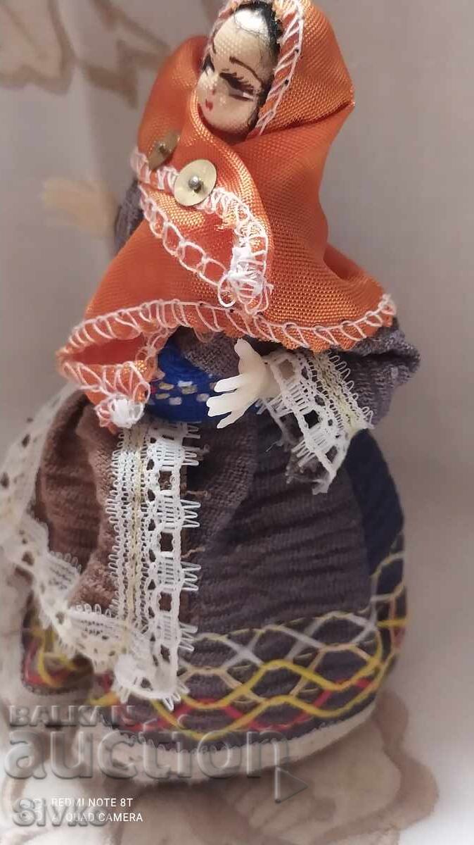 Фигурка етно носия 12 с цена 0.99 лв. | € 0.51