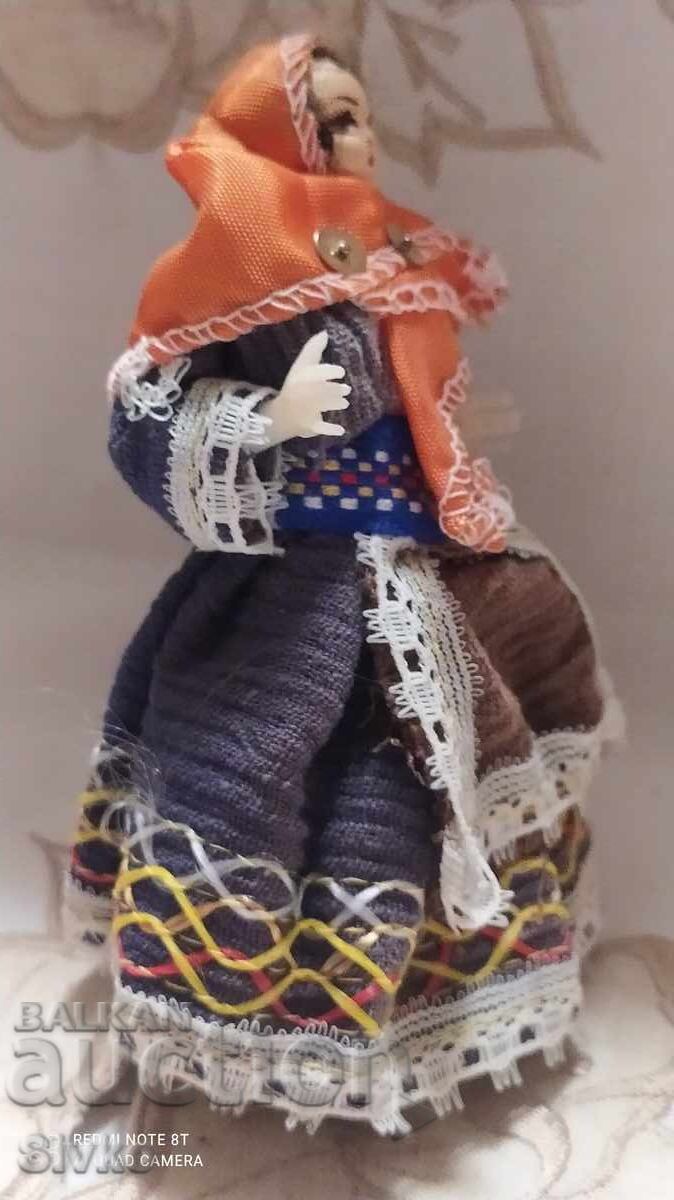 Доставка на Фигурка етно носия 12