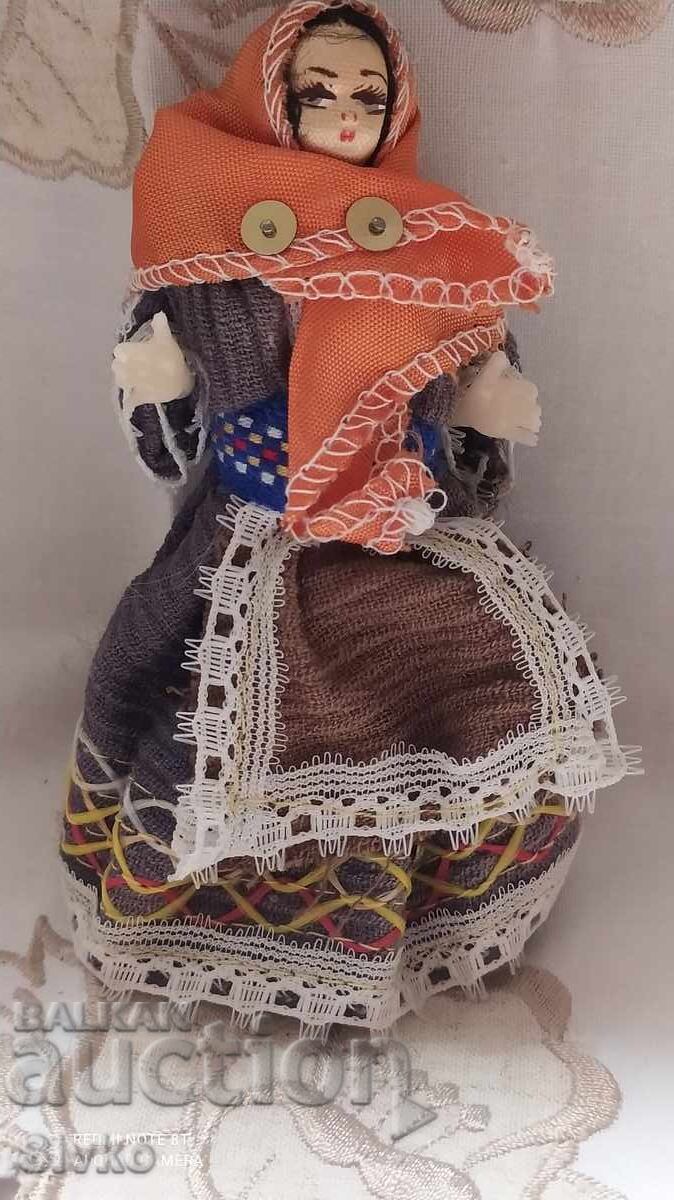 Фигурка етно носия 12