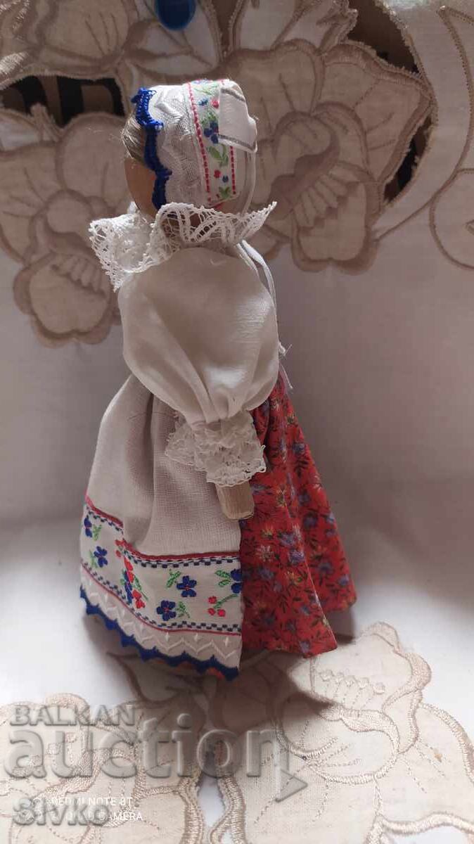 Φιγούρα παραδοσιακής φορεσιάς 15 με τιμή 0.99 BGN | € 0.51