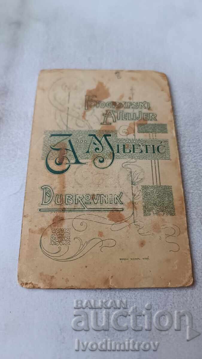 Foto Fată tânără Carton cu preț 8.35 BGN | € 4.27 Foto Fată tânără Carton cu preț 8.35 BGN | € 4.27