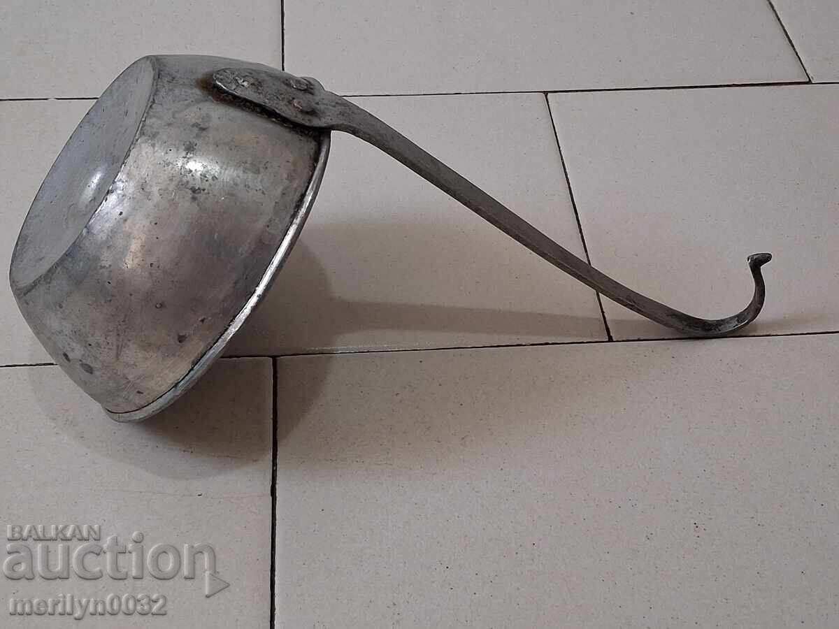 Παράδοση Παλιά χάλκινη κουτάλα, χάλκινο χάλκινο δοχείο, λάκκος, καπάκι κισκίλ Παράδοση Παλιά χάλκινη κουτάλα, χάλκινο χάλκινο δοχείο, λάκκος, καπάκι κισκίλ