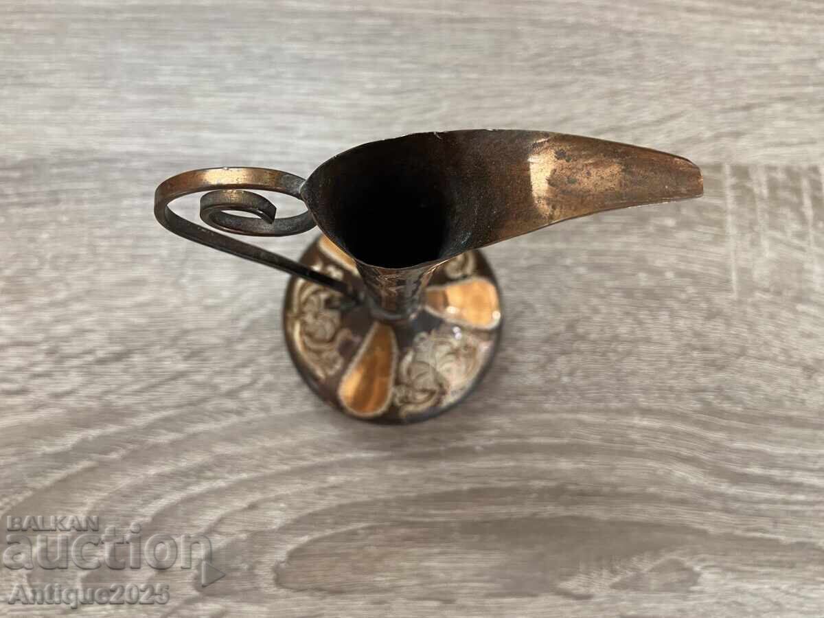 Livrarea Cană elegantă vintage din bronz cu decorațiuni ornamentale Livrarea Cană elegantă vintage din bronz cu decorațiuni ornamentale