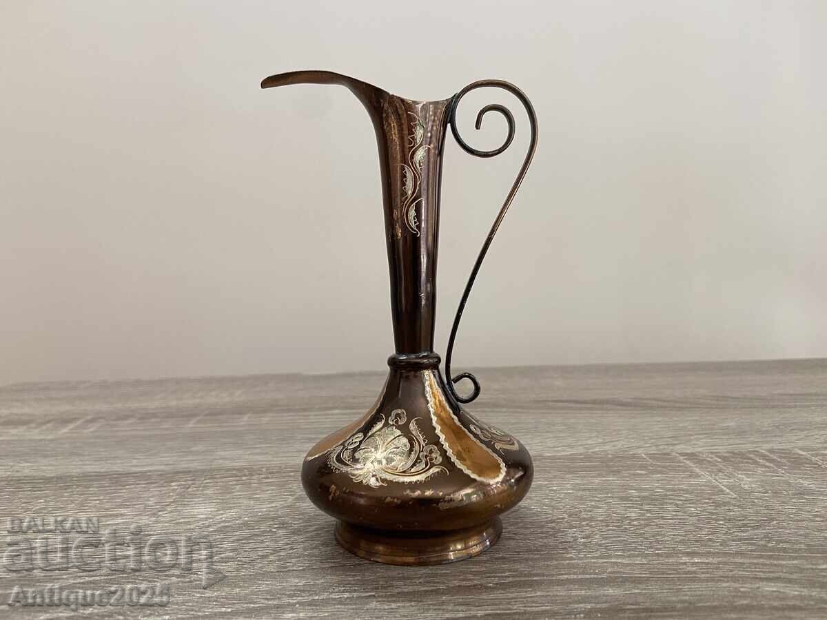 Елегантен винтидж бронзов кана с орнаментирана декорация