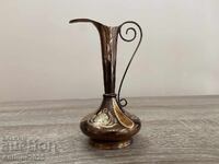 Елегантен винтидж бронзов кана с орнаментирана декорация