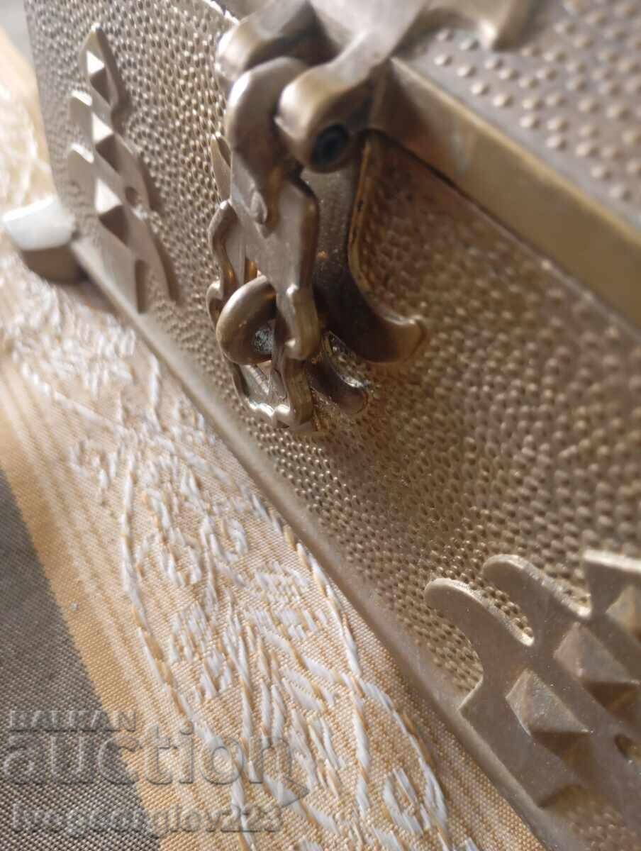 Κουτί κοσμημάτων - σεντούκι με τιμή 100.00 BGN | € 51.13 Κουτί κοσμημάτων - σεντούκι με τιμή 100.00 BGN | € 51.13