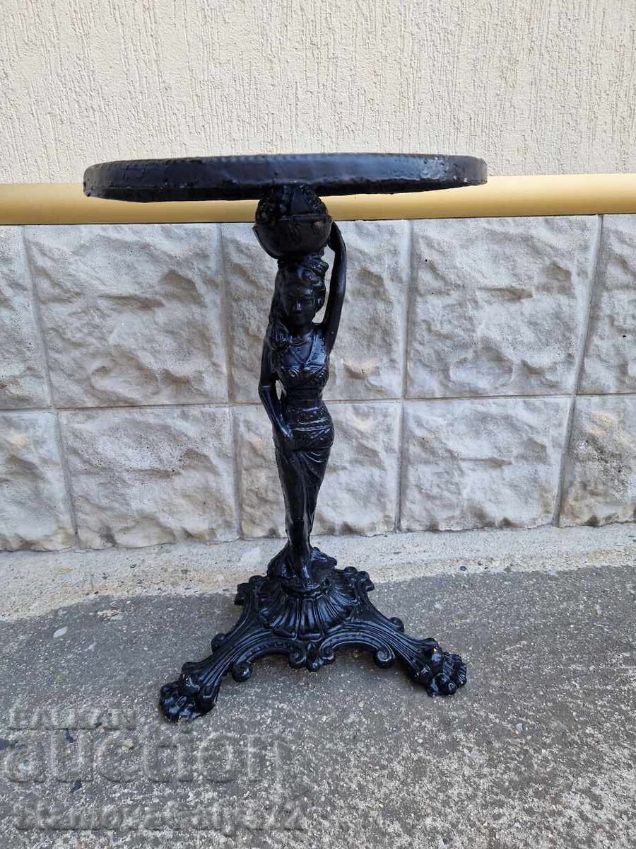 Υπέροχο αντίκα μεταλλικό βοηθητικό τραπεζάκι κήπου με τιμή 196.00 BGN | € 100.21