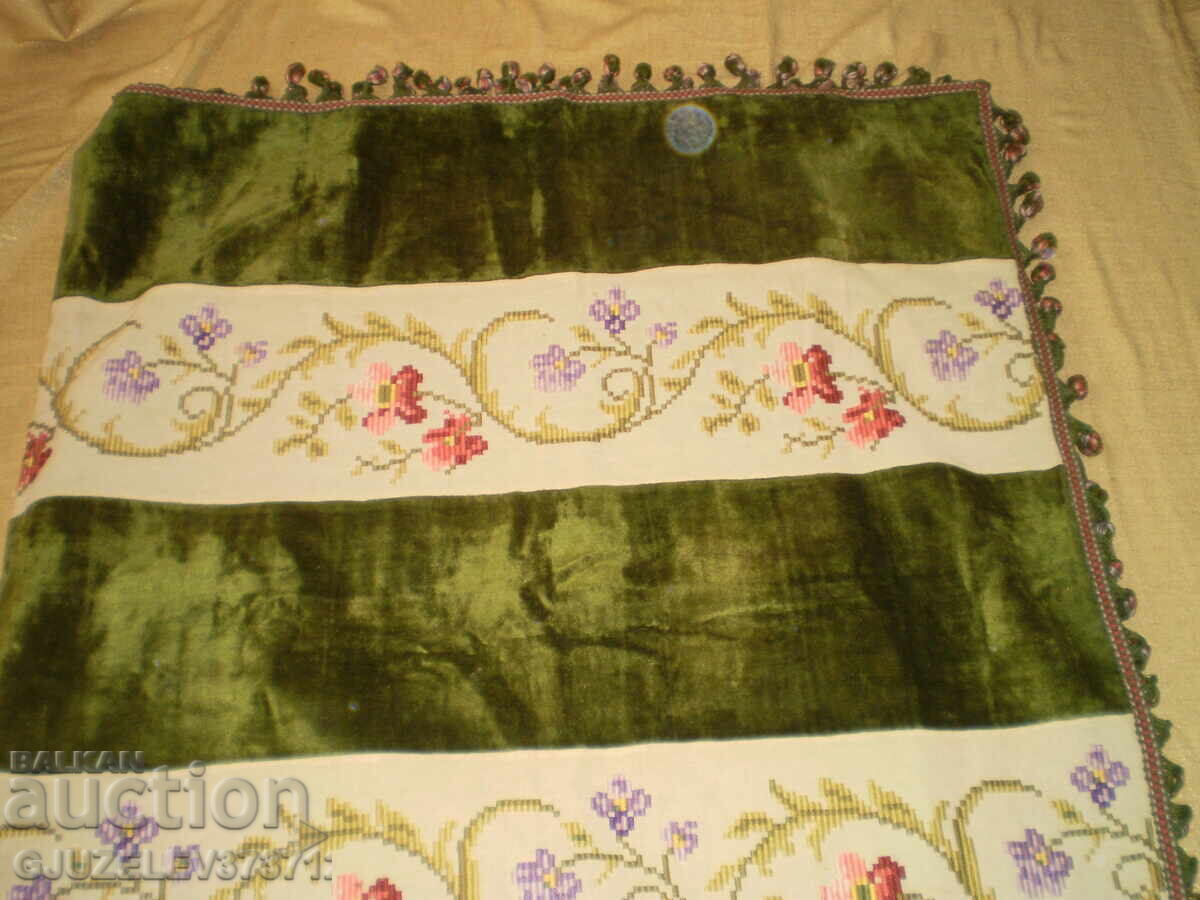 Ръчно бродирана покривка за маса от 19-ти век с пискюли от с цена 220.00 лв. | € 112.48 Ръчно бродирана покривка за маса от 19-ти век с пискюли от с цена 220.00 лв. | € 112.48