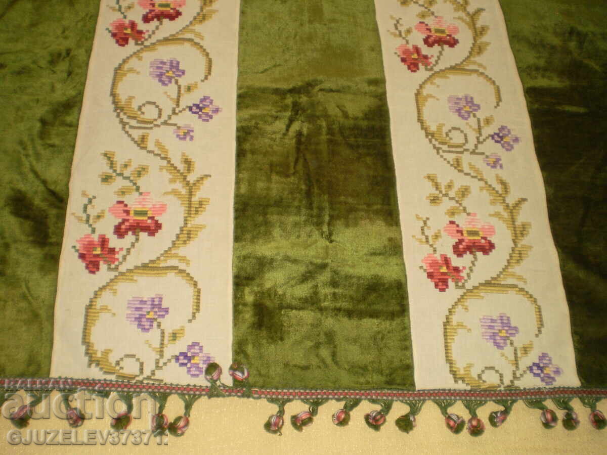 Аукцион Ръчно бродирана покривка за маса от 19-ти век с пискюли от Аукцион Ръчно бродирана покривка за маса от 19-ти век с пискюли от