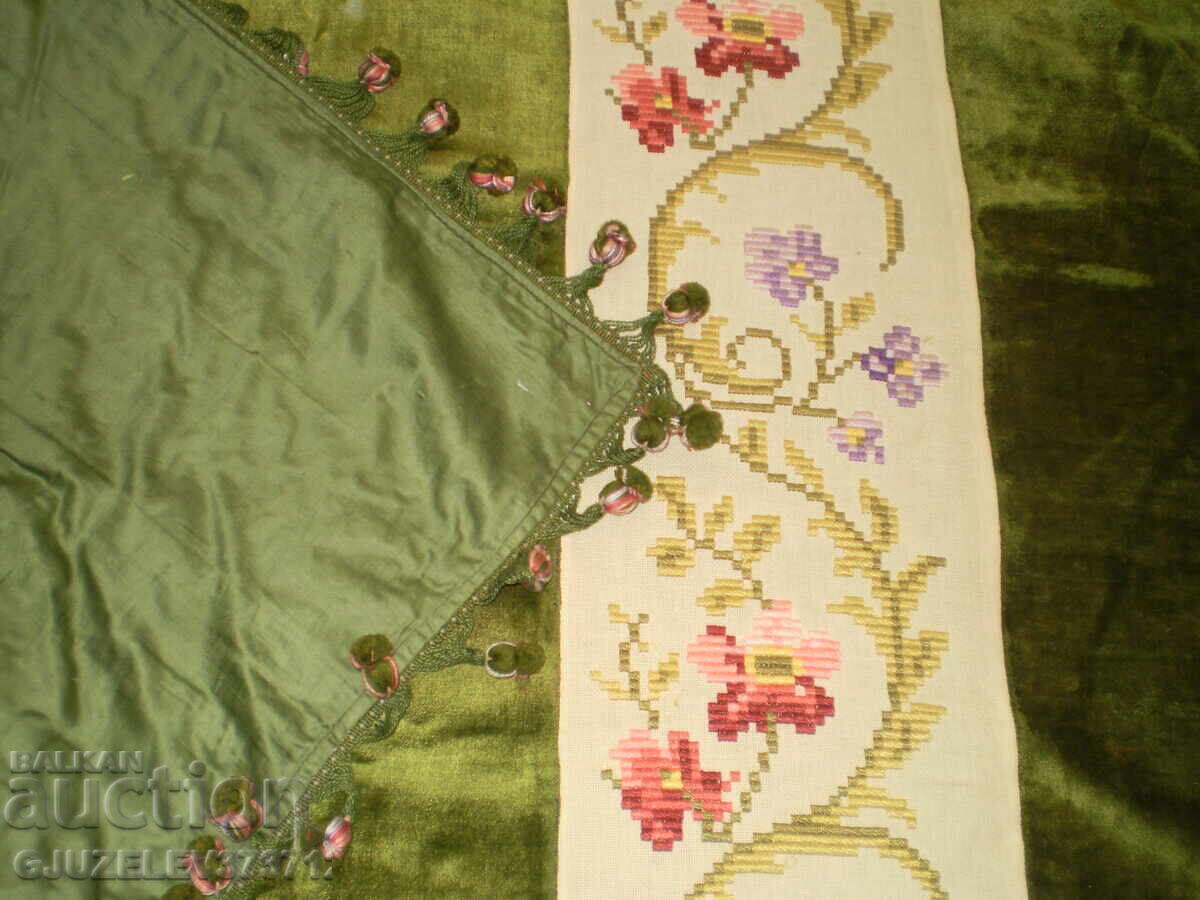 Доставка на Ръчно бродирана покривка за маса от 19-ти век с пискюли от Доставка на Ръчно бродирана покривка за маса от 19-ти век с пискюли от