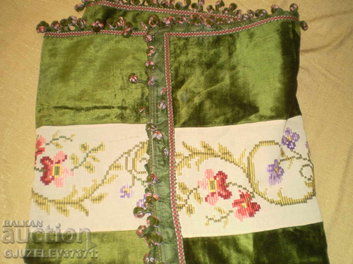 Ръчно бродирана покривка за маса от 19-ти век с пискюли от Ръчно бродирана покривка за маса от 19-ти век с пискюли от