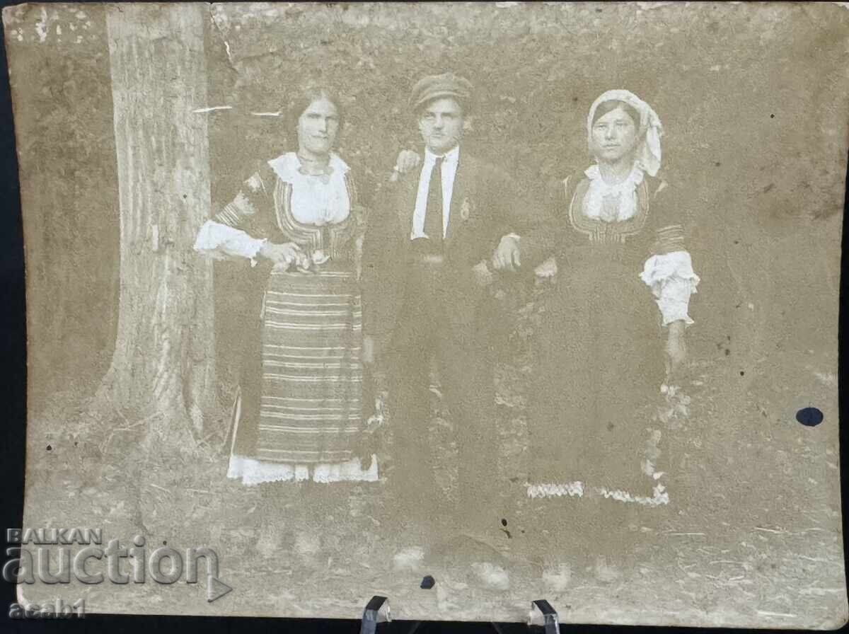 Δύο κυρίες με παραδοσιακές φορεσιές και ένας άνδρας Κιουστενδίλη Δύο κυρίες με παραδοσιακές φορεσιές και ένας άνδρας Κιουστενδίλη