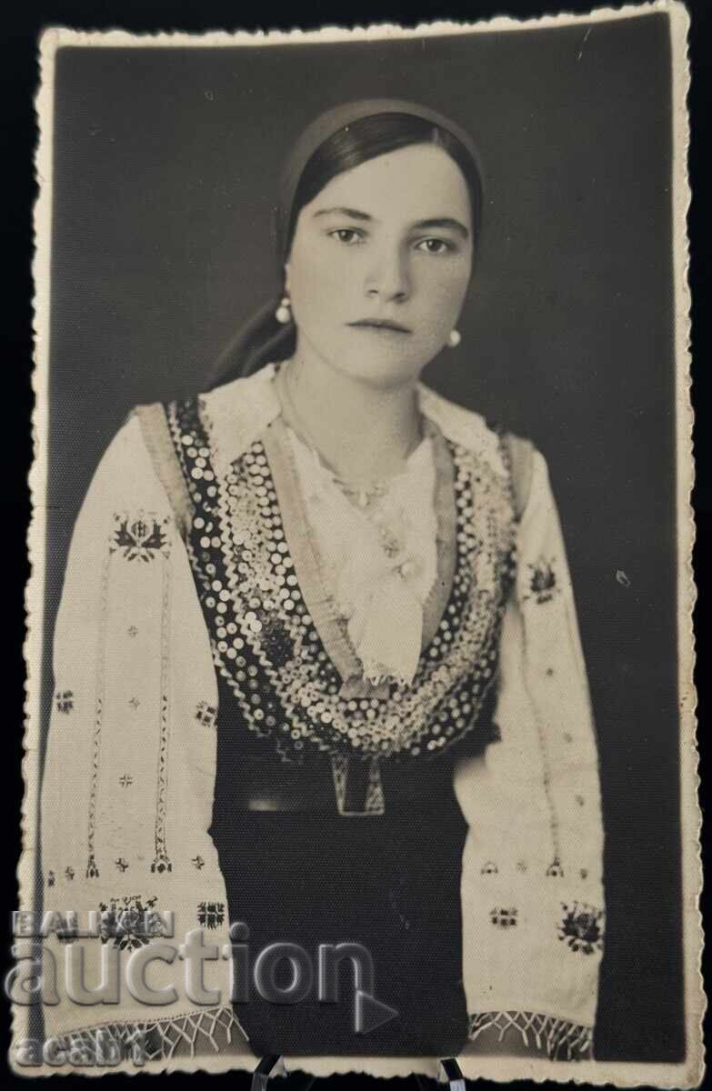 Doamnă îmbrăcată în costum popular Doamnă îmbrăcată în costum popular