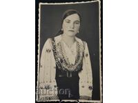 Дама нагиздена с носия