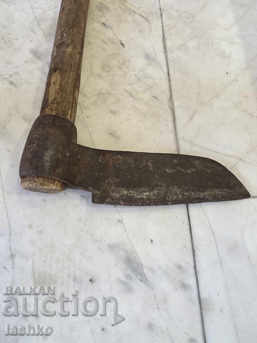 Стар кован инструмент за цепене с цена 99.99 лв. | € 51.12