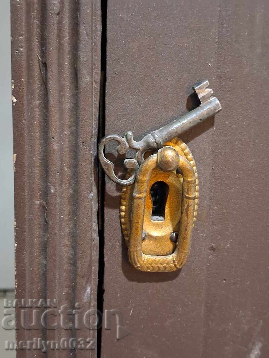 Dulap vechi cutie trusă medicală cu dimensiuni 50/31/16 cm cu preț 64.00 BGN | € 32.72 Dulap vechi cutie trusă medicală cu dimensiuni 50/31/16 cm cu preț 64.00 BGN | € 32.72