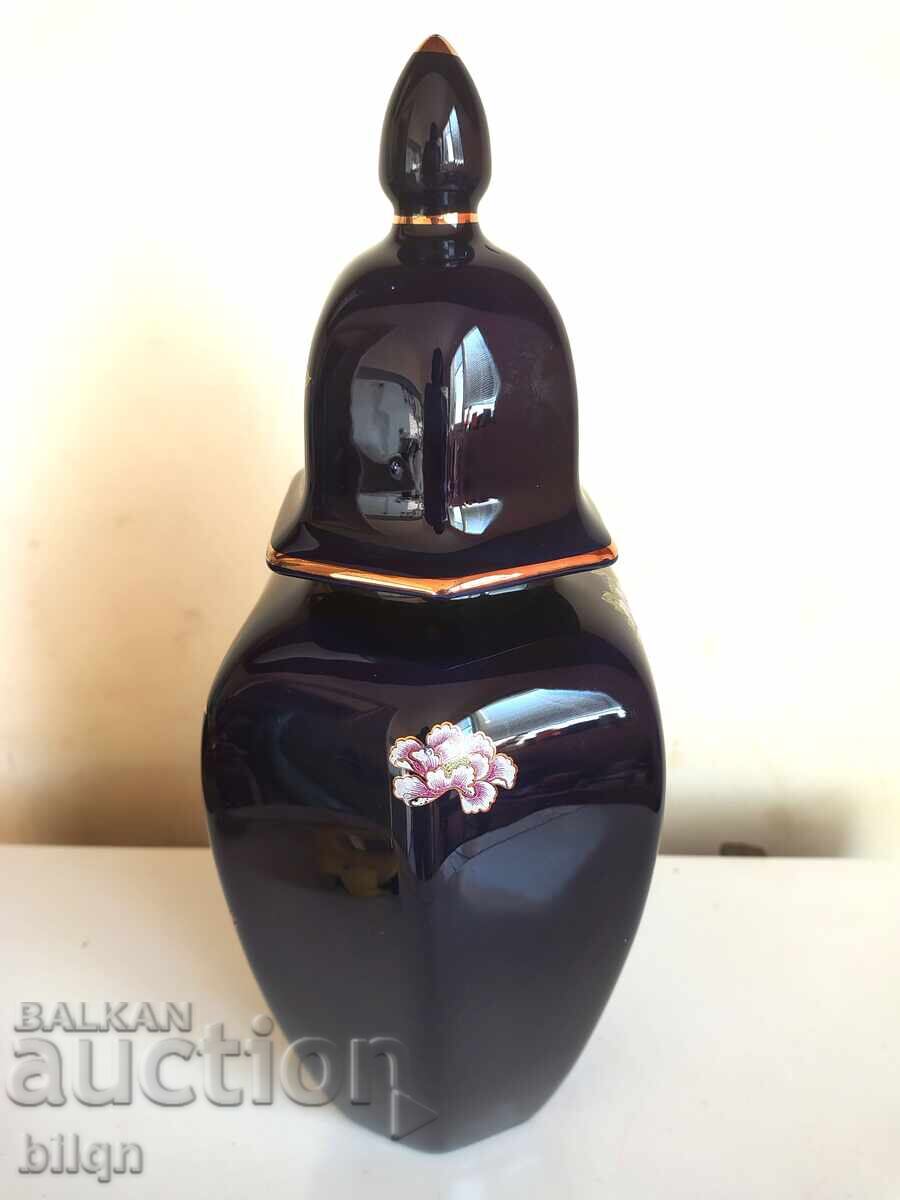 Livrarea Vază Spaniolă Frumoasă, Urnă