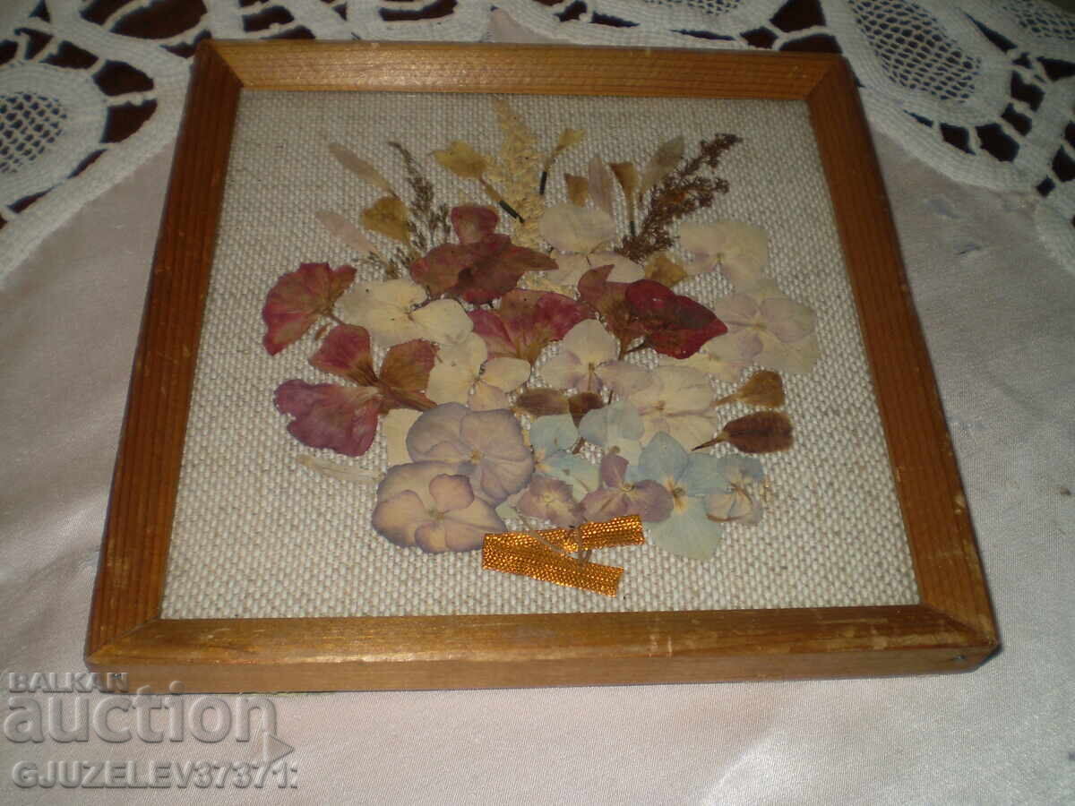 Tablou CU FLORI PRESATE USCATE, lucrat manual cu preț 35.00 BGN | € 17.90 Tablou CU FLORI PRESATE USCATE, lucrat manual cu preț 35.00 BGN | € 17.90