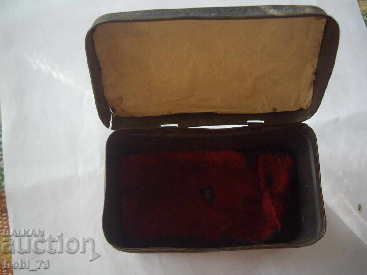 Licitație Cutie metalică rusească foarte veche