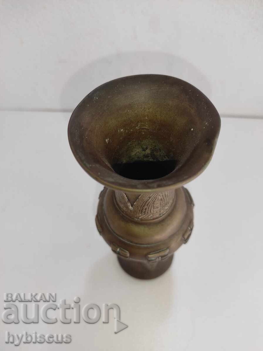 Αρχαίο κινέζικο μπρούτζινο βάζο του 19ου αιώνα με τιμή 225.00 BGN | € 115.04