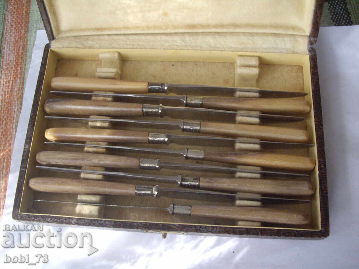 Стари кокални ножове.