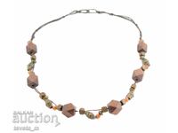 Κολιέ με ξύλινα στοιχεία και χάντρες