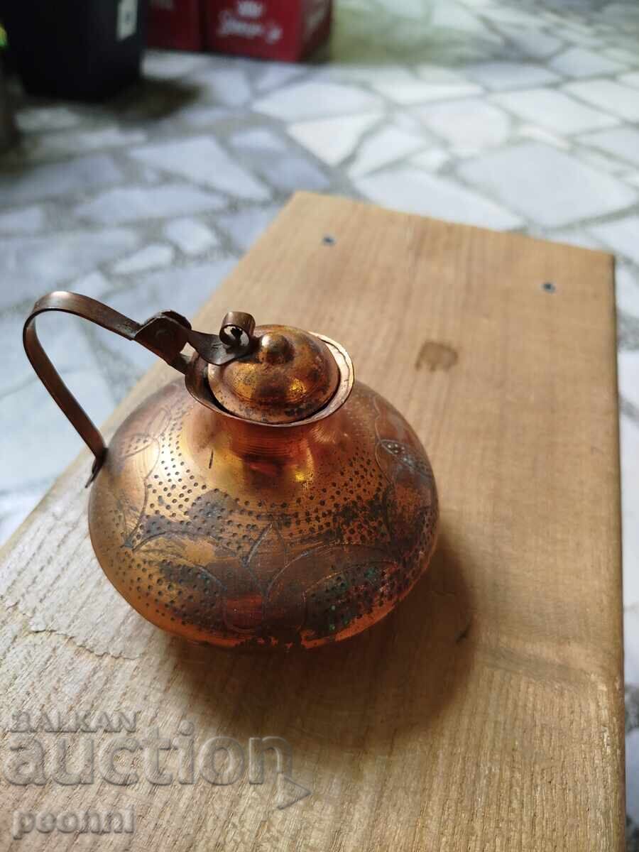 Vas vechi de cupru cu preț 16.00 BGN | € 8.18 Vas vechi de cupru cu preț 16.00 BGN | € 8.18