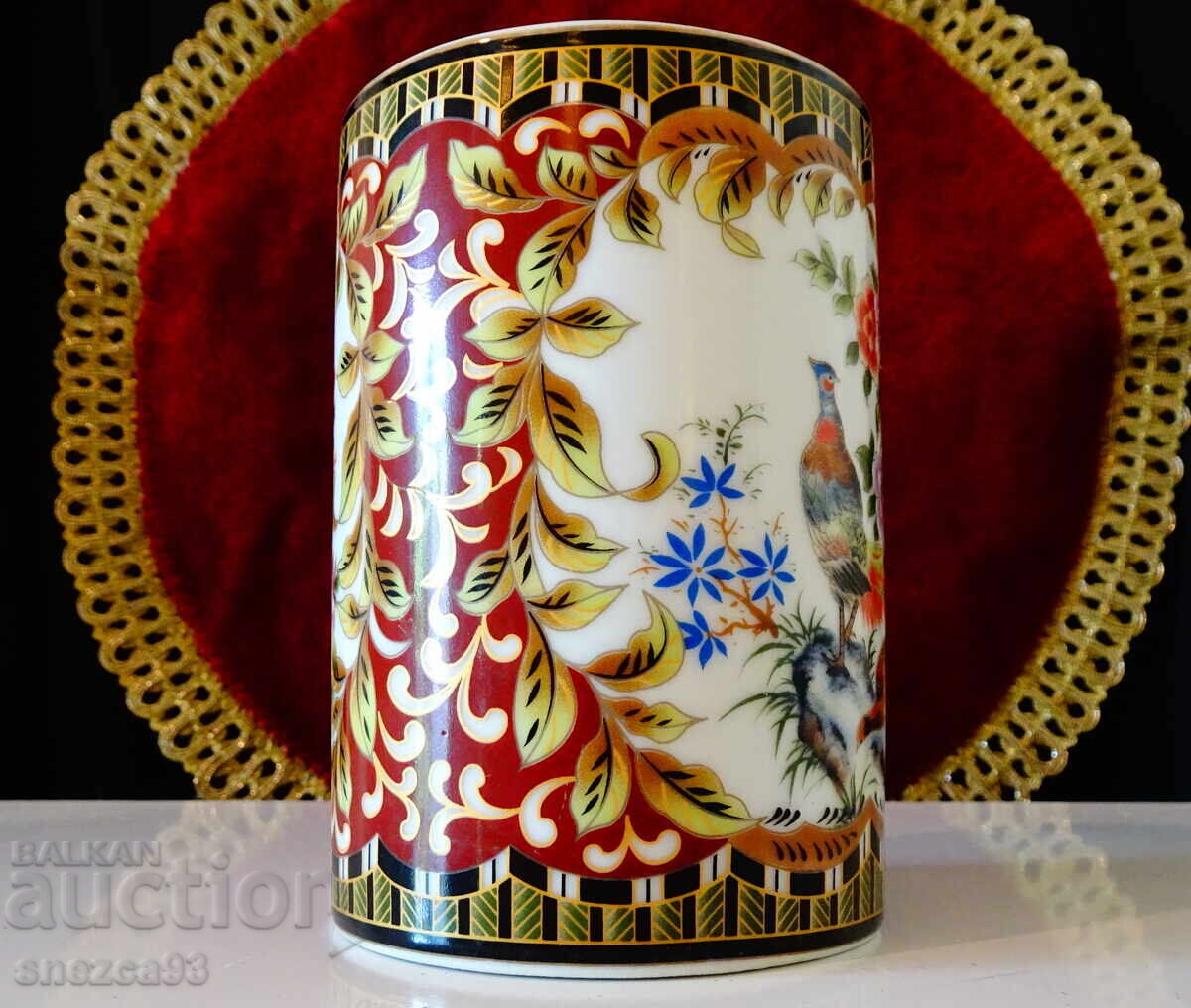 Ceașcă de porțelan cu păuni, flori, aur cu preț 8.00 BGN | € 4.09 Ceașcă de porțelan cu păuni, flori, aur cu preț 8.00 BGN | € 4.09