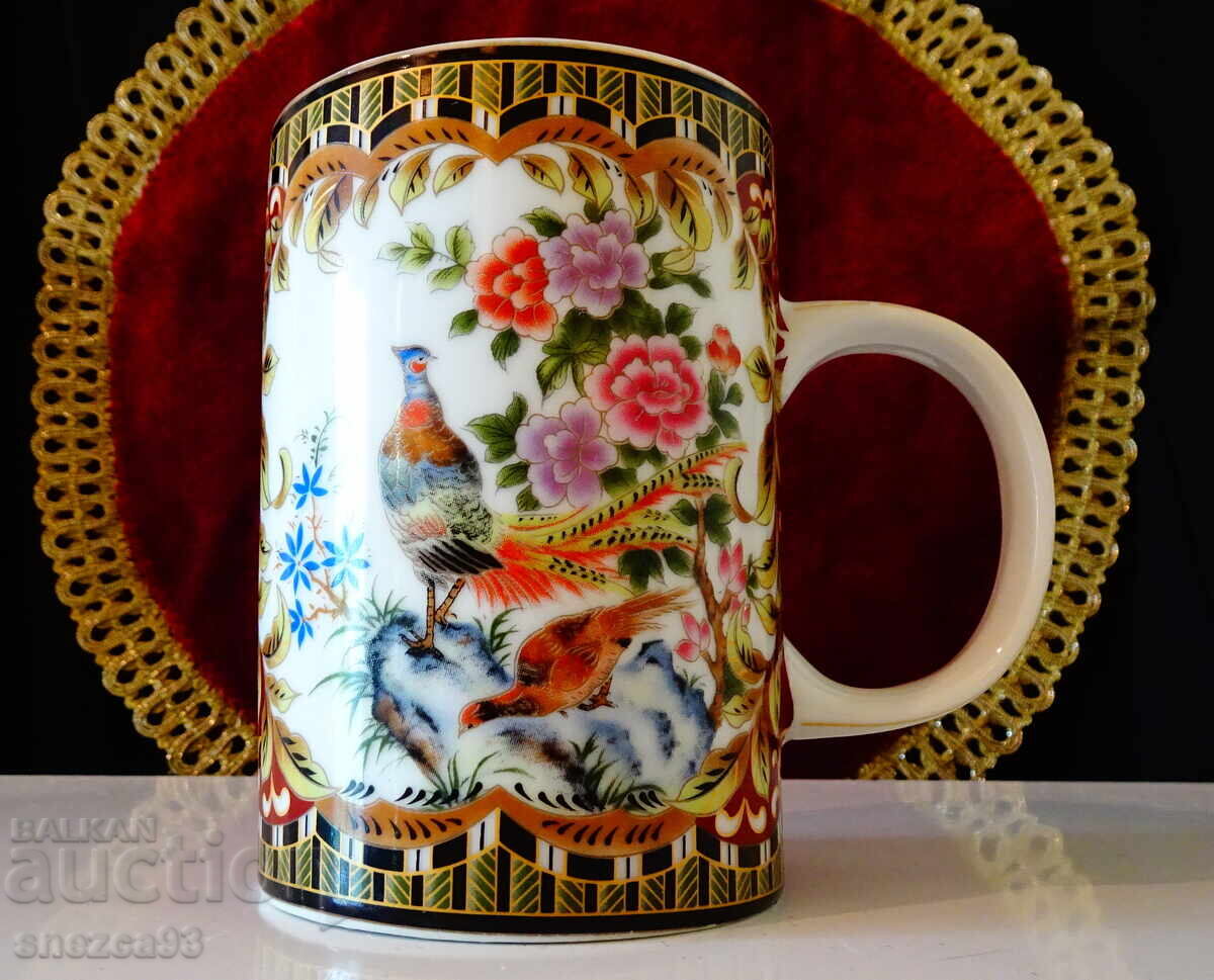 Ceașcă de porțelan cu păuni, flori, aur Ceașcă de porțelan cu păuni, flori, aur