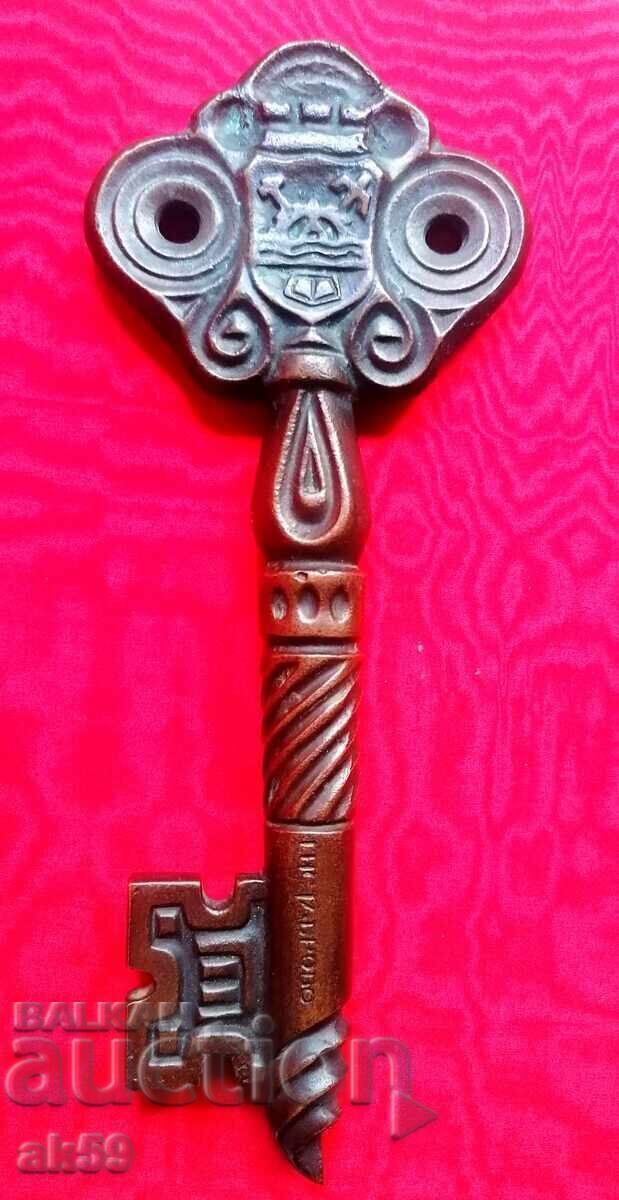 Semn onorific cheie a orașului Gabrovo cu preț 245.00 BGN | € 125.27 Semn onorific cheie a orașului Gabrovo cu preț 245.00 BGN | € 125.27