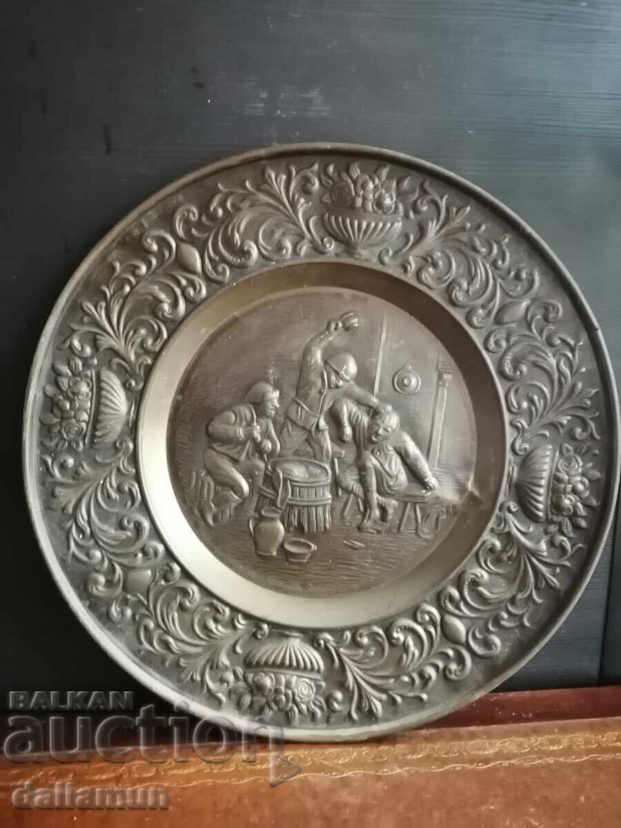 Αρχαία μεταλλική πιατέλα τοίχου με τιμή 25.00 BGN | € 12.78