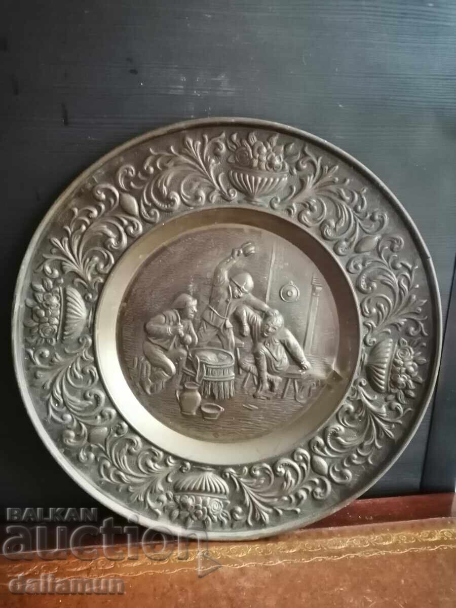 Αρχαία μεταλλική πιατέλα τοίχου